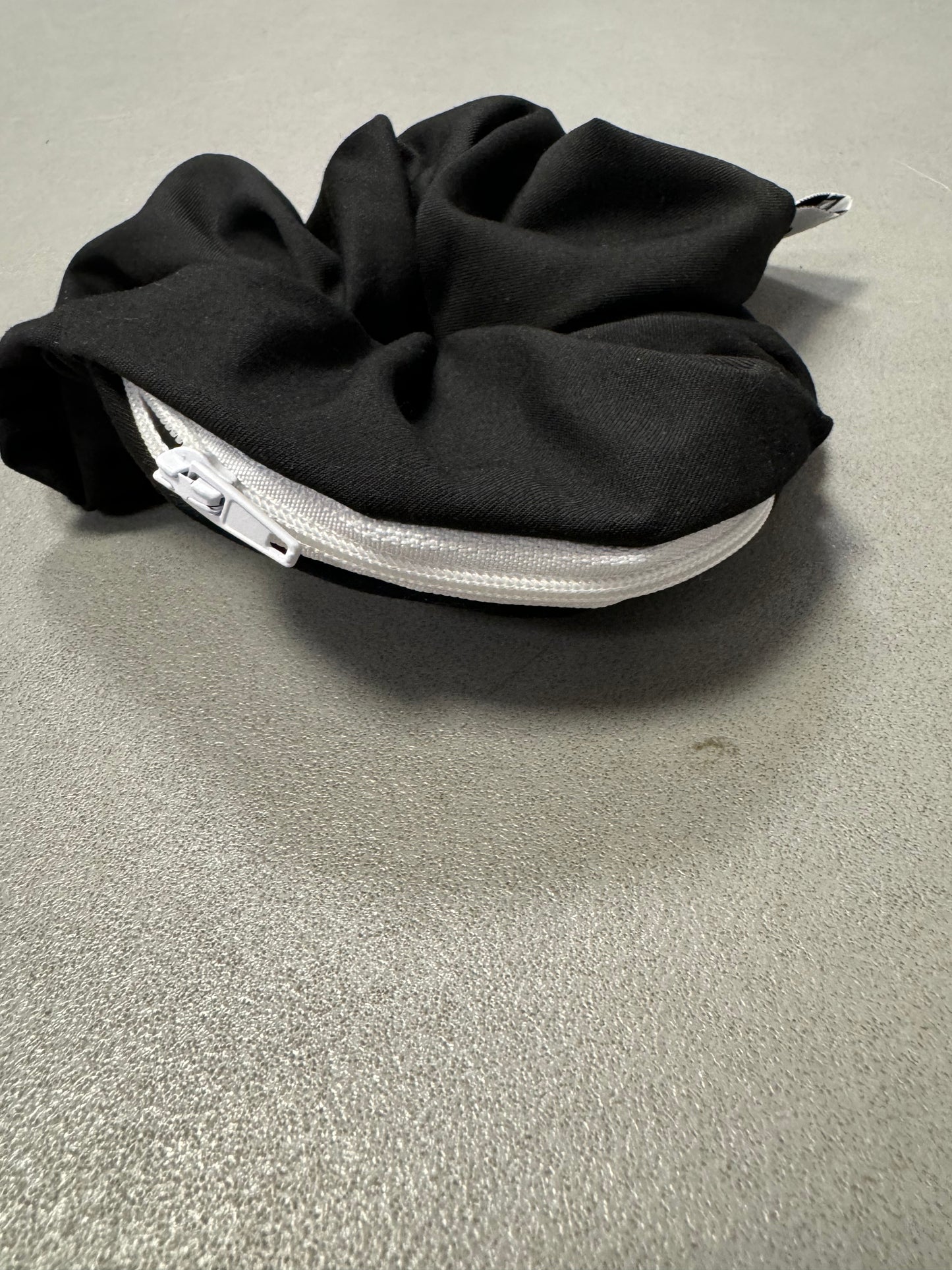 Scrunchie-Zipper Monochromatic