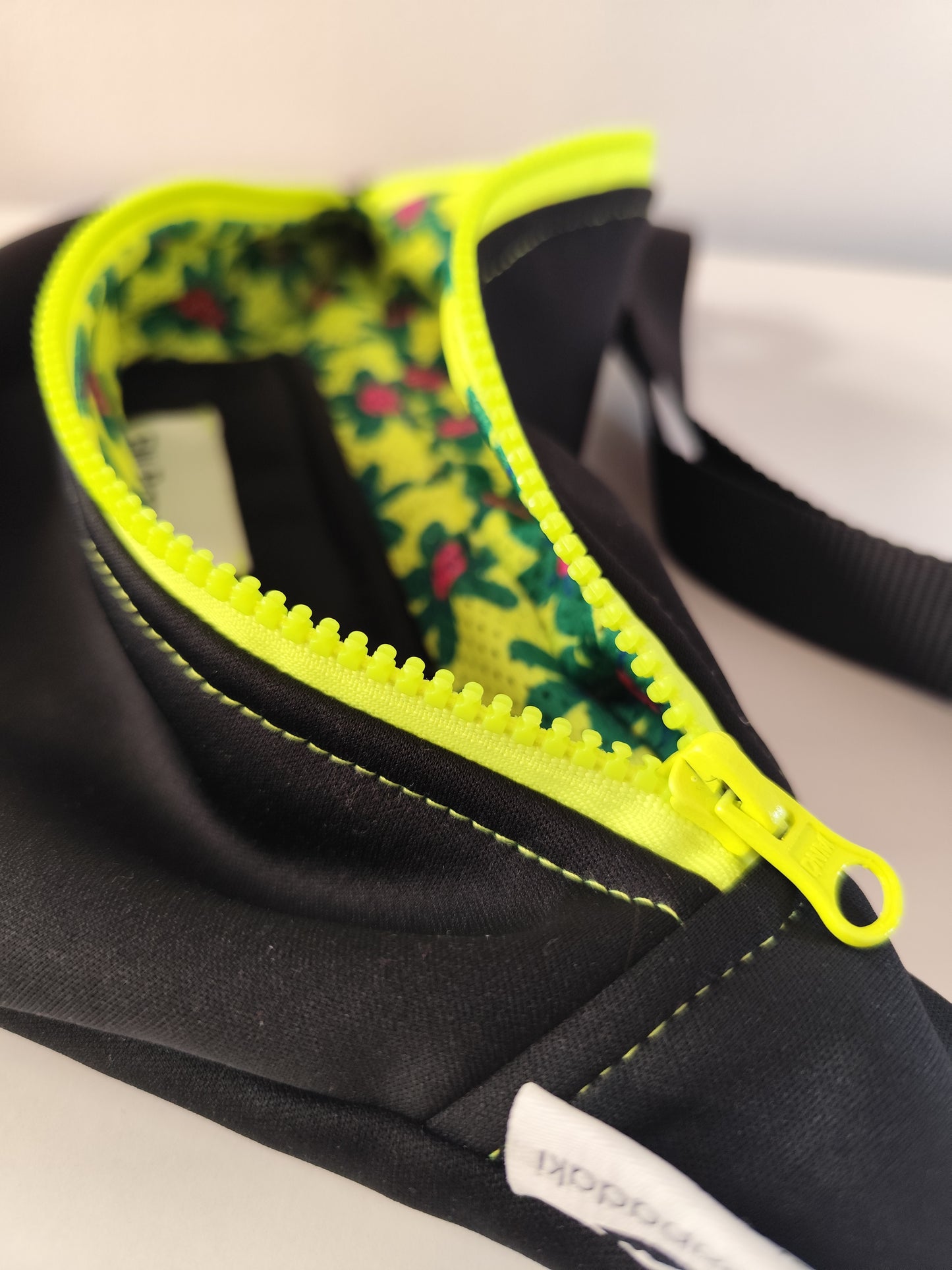 Banana-bag black/neon