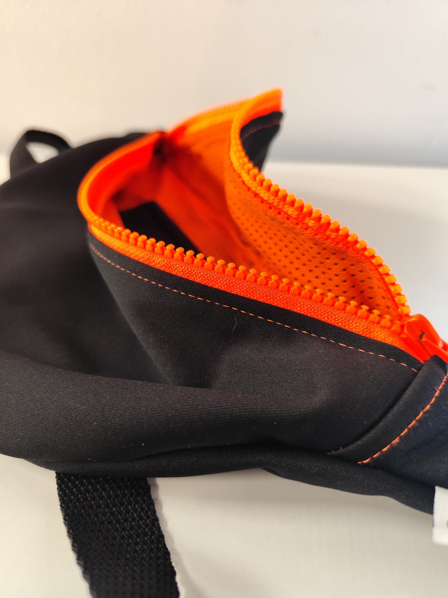 Banana-bag black/neon