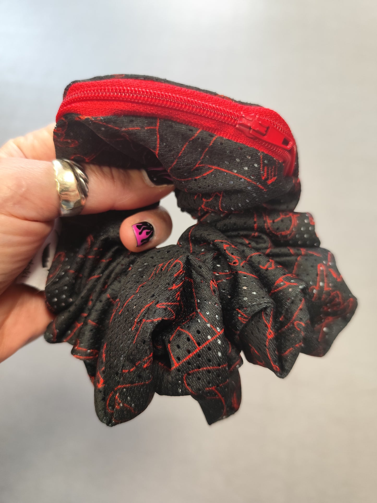 Scrunchie-Zipper BOLD Agape Black+Red