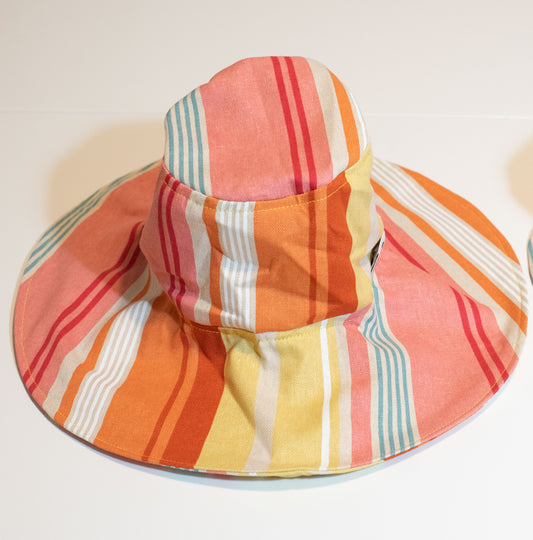 Beach hat with stripes