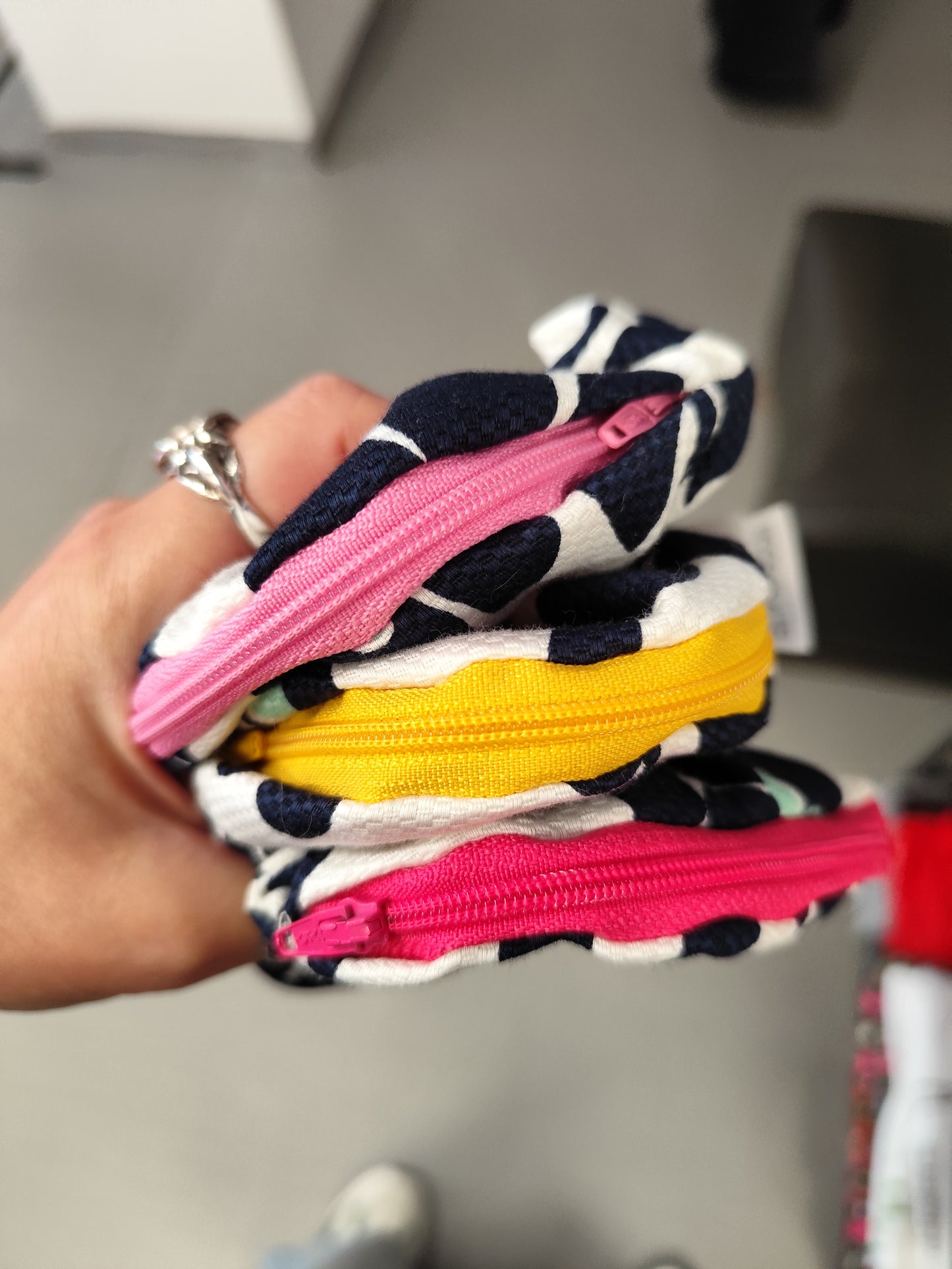 Scrunchie-Zipper Blue/White